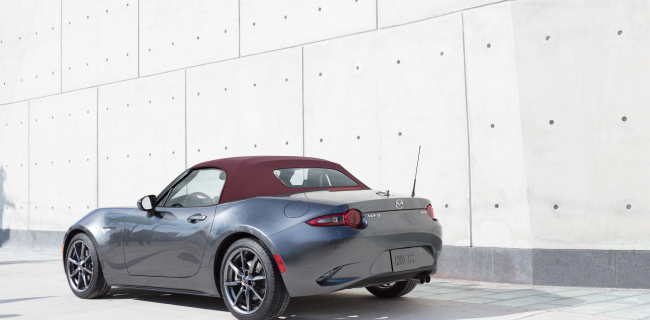  Regalo navideño de Mazda: 2018 MX-5 Miata con la nueva opción de techo blando Dark Cherry |  Mazda EE. UU. Noticias